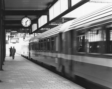 171409 Afbeelding van het vertrek van een internationale trein uit het N.S.-station Leiden te Leiden.